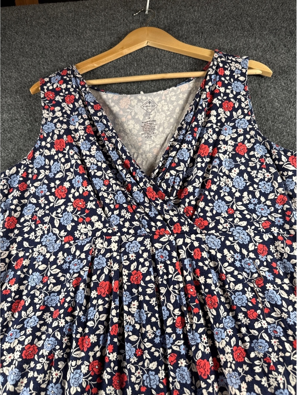 St Johns Bay Womens 1X Floral Sleeveless Blouse Navy Red White Rayon Stretch
